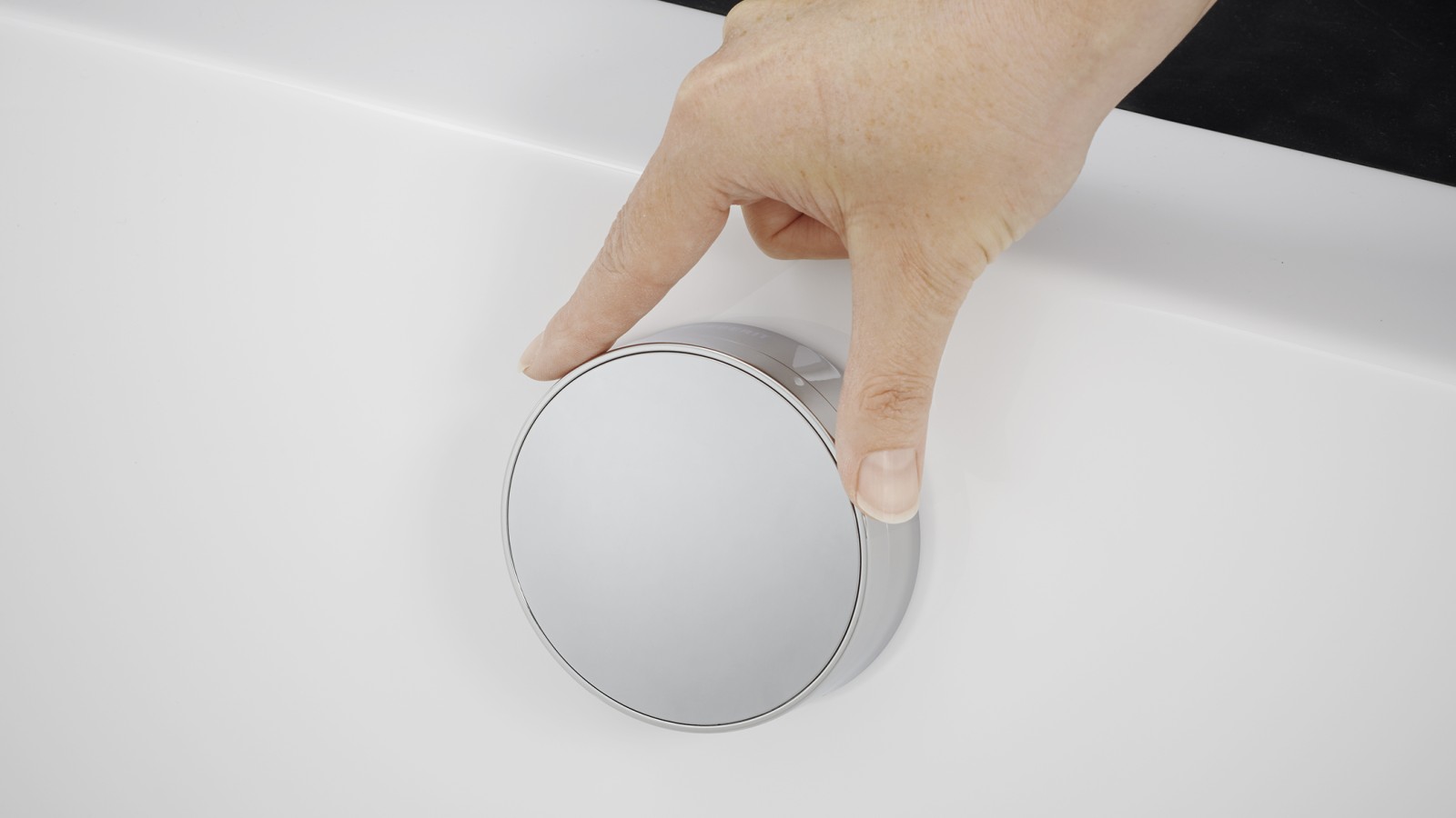 Bathtub drain with turn handle