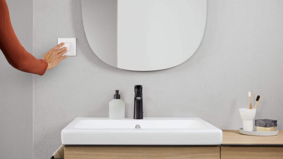 Option Oval mirror with light switch operation (© Geberit)