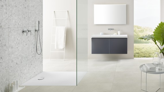 Bathroom with floor-even Geberit shower surface