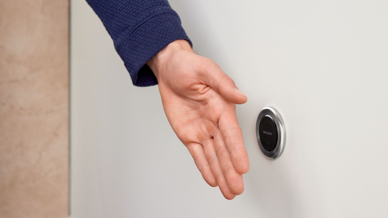Touchless Geberit Typ10 remote flush actuation, round, with hand