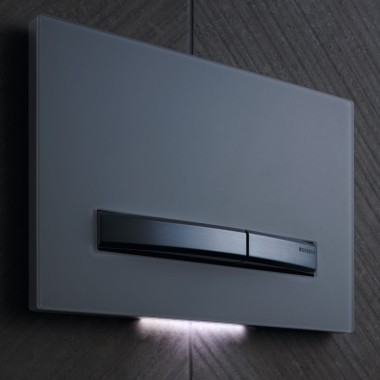 Geberit Sigma50 actuator plate with DuoFresh and orientation light (© Geberit) Geberit Sigma50 actuator plate with DuoFresh and orientation light (© Geberit)