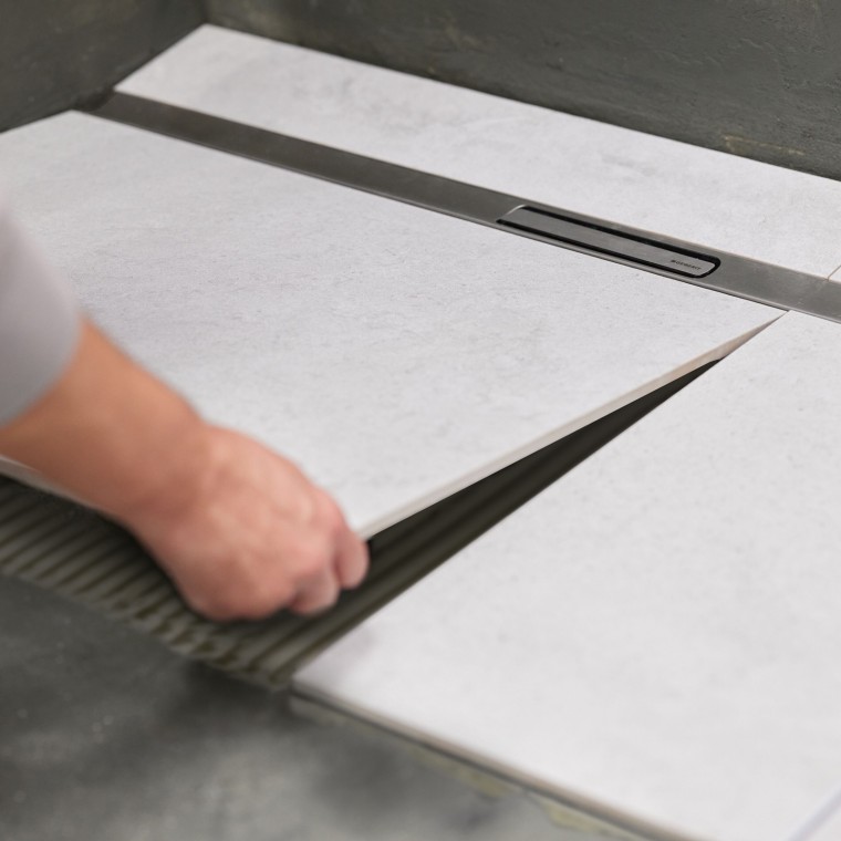 The clawing on the shower channel ensures a secure hold in the floor