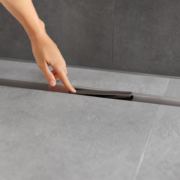 The comb insert catches dirt and hair and is easy to remove, rinse and clean.