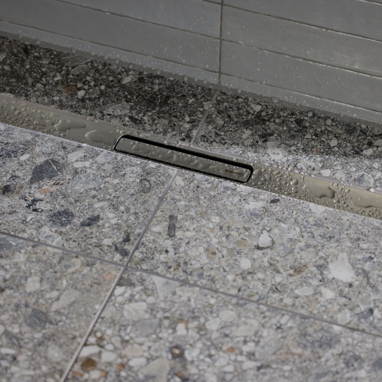 The water runs off via an elegant stainless-steel profile.