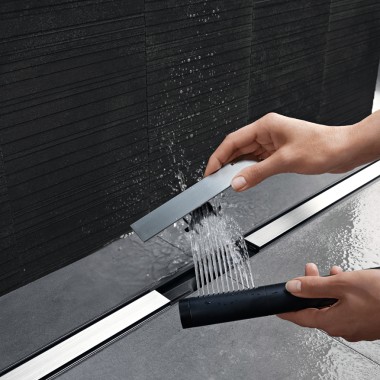Geberit shower drain from the CleanLine series – comb insert which can be rinsed