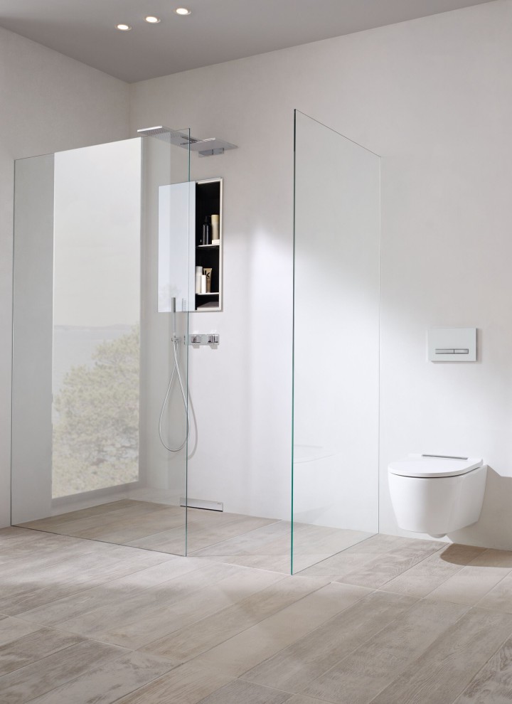 The Geberit ONE walk-in shower panel is anchored in the prewall without any visible fittings and is therefore particularly easy to clean.
