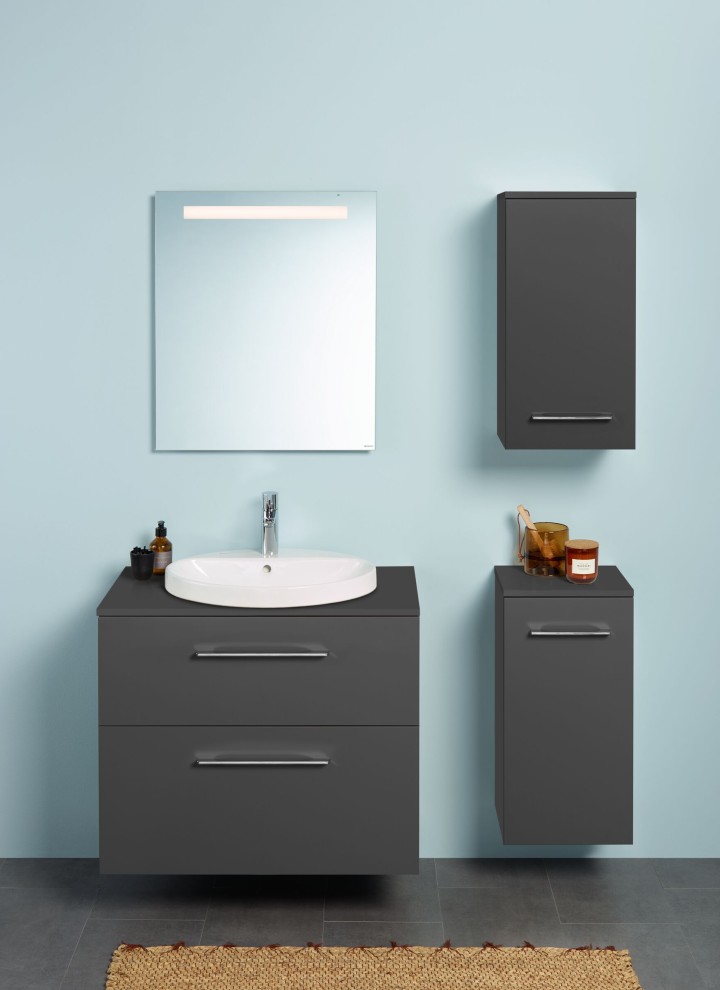 Option Basic mirror 40 cm combined with the Selnova bathroom series (© Geberit)