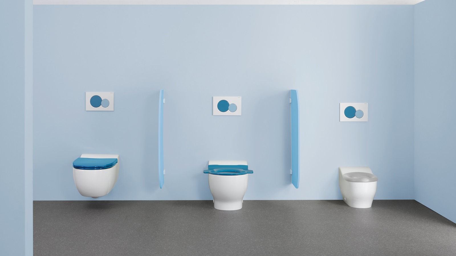Toilets from the Geberit Bambini bathroom series with colourful WC lids and flush plates