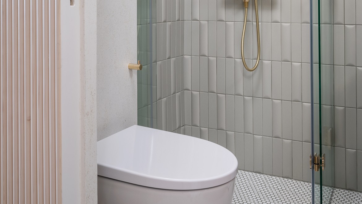 The after picture of the small bathroom, with a wall-hung Geberit WC from the iCon bathroom series (© Meja Hynynen)