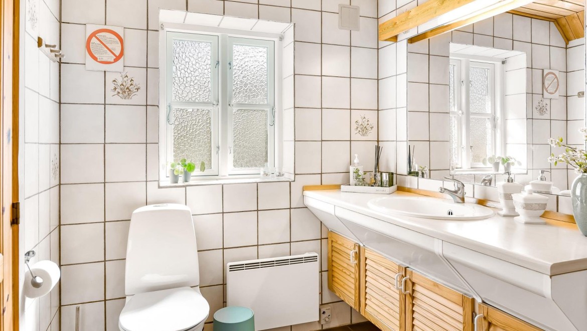 Original bathroom with floor-standing WC, white tiles and wooden bathroom furniture (© @triner2 and @strandparken3)