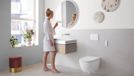 Geberit ONE bathroom with white ceramic appliances and bathroom furniture (© Geberit)