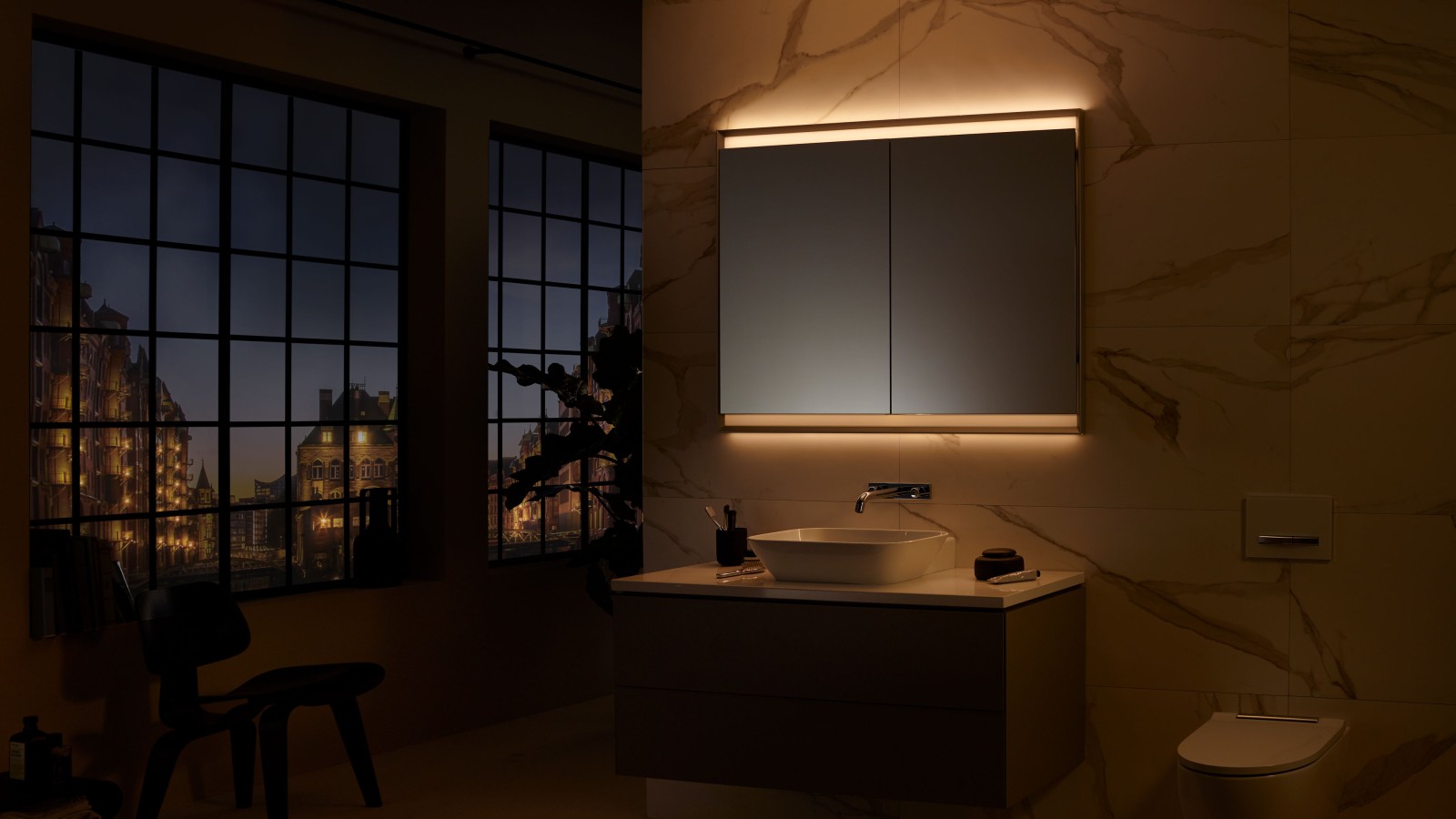 The Geberit ONE mirror cabinet with ComfortLight (© Geberit)