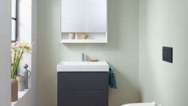 View of a guest toilet with wall-hung WC, mirror cabinet and washbasin cabinet from the Geberit ONE bathroom series