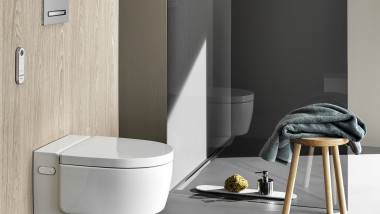 Geberit AquaClean Mera Comfort shower toilet with remote control and Sigma50 actuator plate (© Geberit)