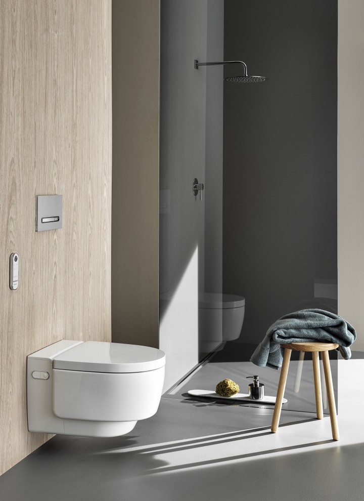 Geberit AquaClean Mera Comfort shower toilet with remote control and Sigma50 actuator plate (© Geberit)