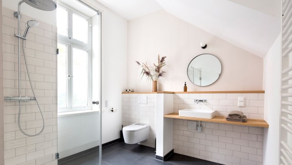 The Geberit ONE washbasin and ONE wall-mounted tap were installed in the guest bathrooms. The Geberit AquaClean Sela shower toilet offers that little extra comfort (© Geberit)