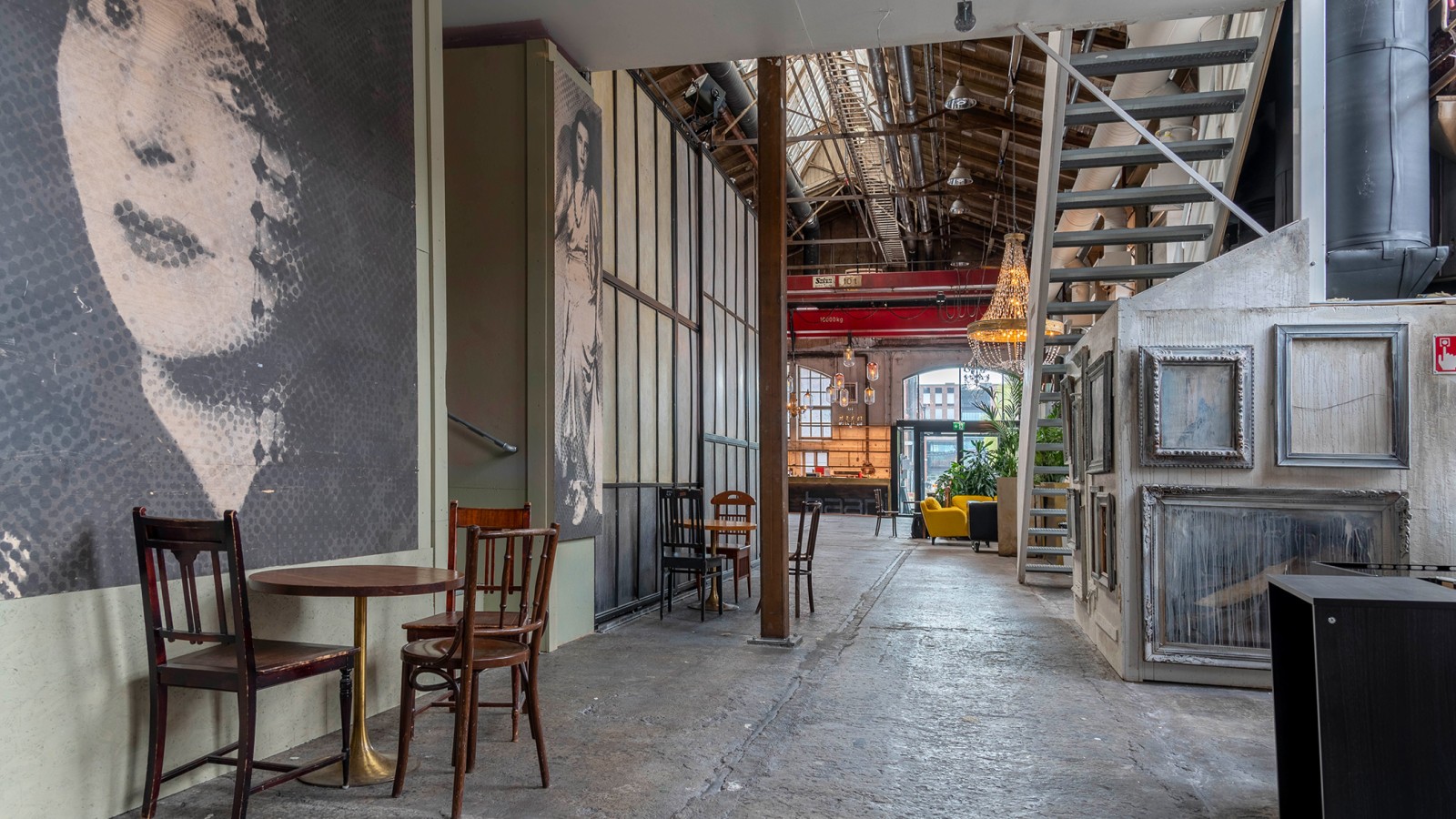 A factory became a living room here (© Kansallis Teatteri) A factory became a living room here (© Kansallis Teatteri)