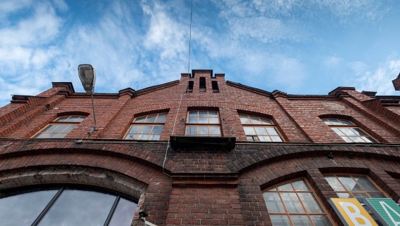 The listed railway factory is considered one of Finland's most famous industrial buildings (© Kansallis Teatteri)