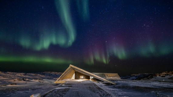 The Icefjord Centre in the spectacular northern lights of the Greenlandic polar night (© Adam Mørk)
