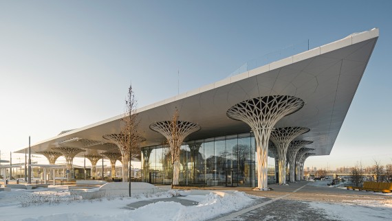 Box in box: The glass cube of the Lublin metropolitan railway station is built into the structure with a roof and openwork columns (© Rafał Chojnacki)