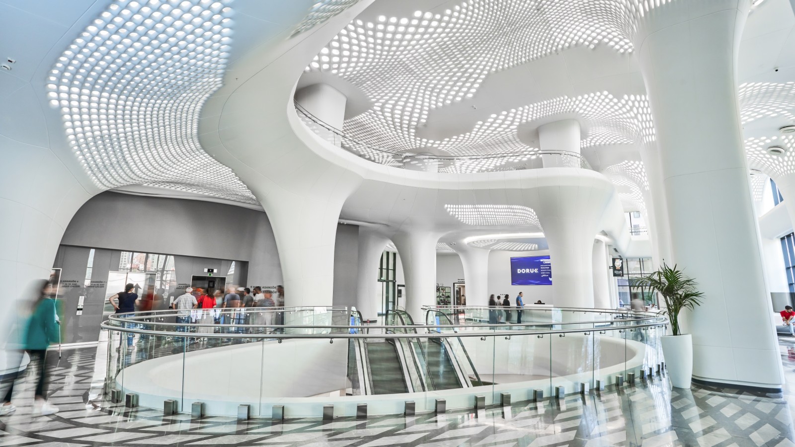 Futuristic and bathed in light: the Doruk Nilüfer Hospital in Bursa relies on spacious rooms and organic forms. (© Doruk Hospital)