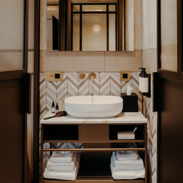 The bathrooms are equipped with shower toilets from the premium AquaClean Mera line (© Nina Slagmolen)
