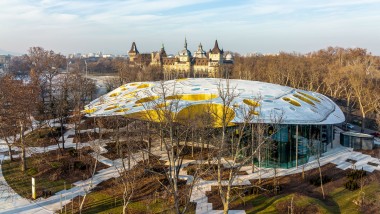A mushroom in a park? The iconic roof of the "House of Music Hungary" seen from above (© Városliget Zrt.)