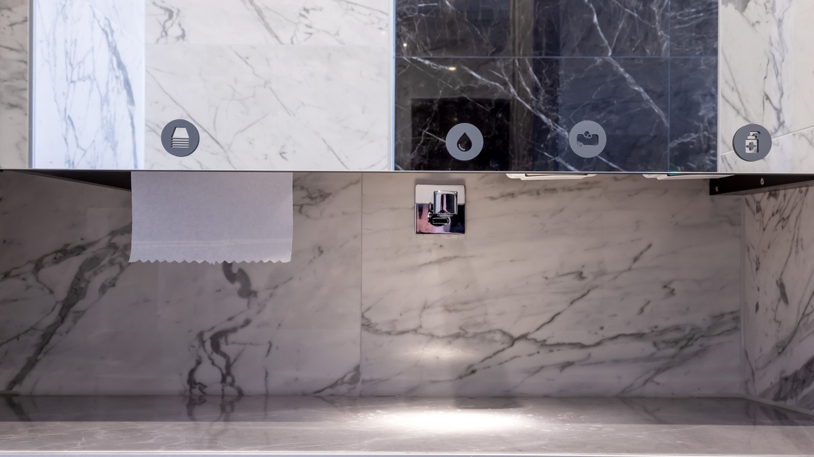 Sophisticated construction: Behind the large-format washbasin tile, the Geberit CleanLine20 shower channel ensures that the water drains away (© Opernhaus Chemnitz / Nasser Hashemi)