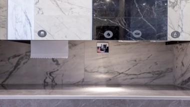 Sophisticated construction: Behind the large-format washbasin tile, the Geberit CleanLine20 shower channel ensures that the water drains away (© Opernhaus Chemnitz / Nasser Hashemi) Sophisticated construction: Behind the large-format washbasin tile, the Geberit CleanLine20 shower channel ensures that the water drains away (© Opernhaus Chemnitz / Nasser Hashemi)