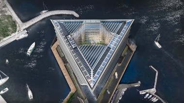 The triangular roof construction including the glass dome has to withstand wind and weather despite its exposed location (©Foster&Partners) The triangular roof construction including the glass dome has to withstand wind and weather despite its exposed location (©Foster&Partners)