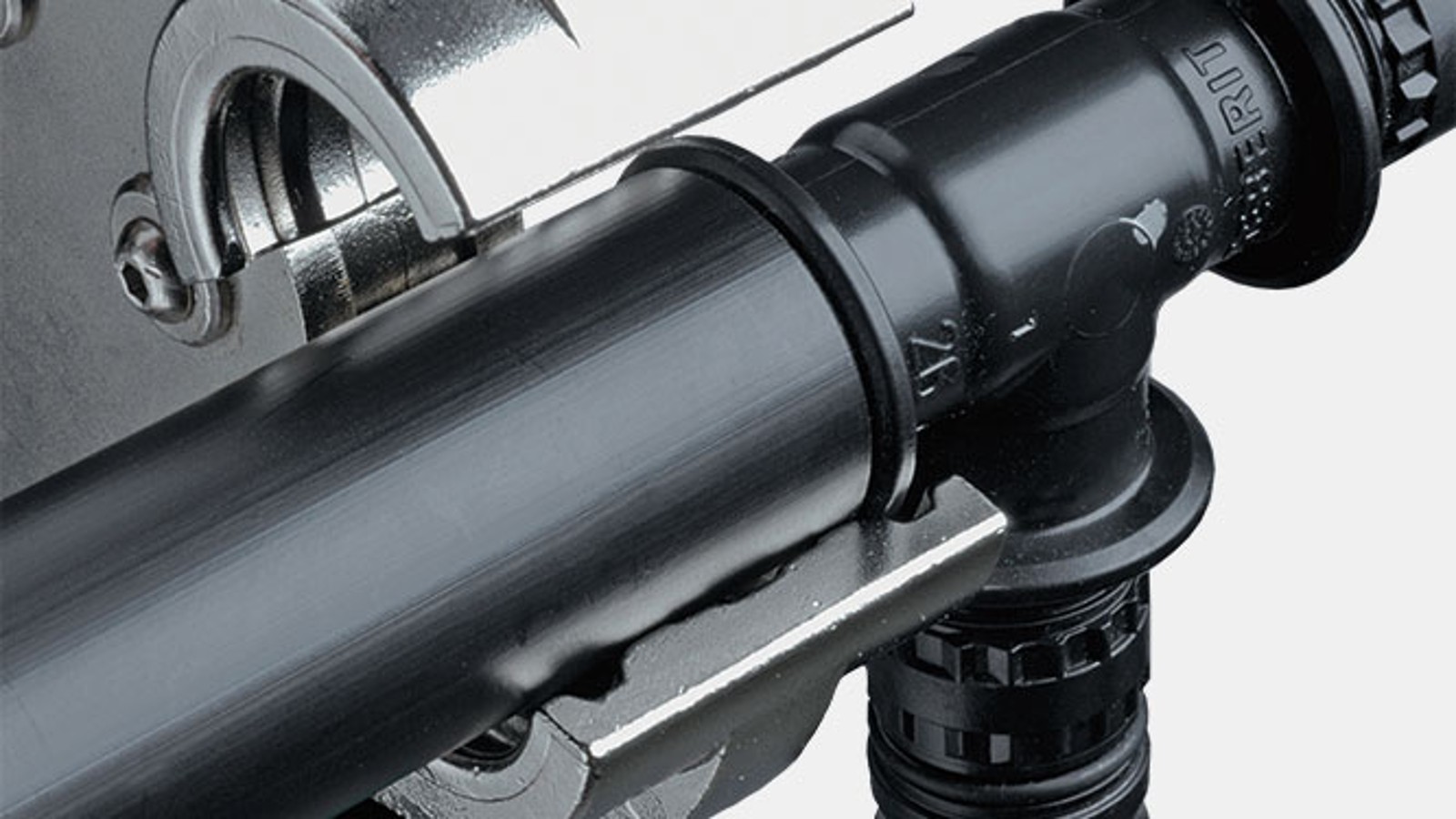 The pressing jaw guide prevents incorrect positioning with Geberit Mepla