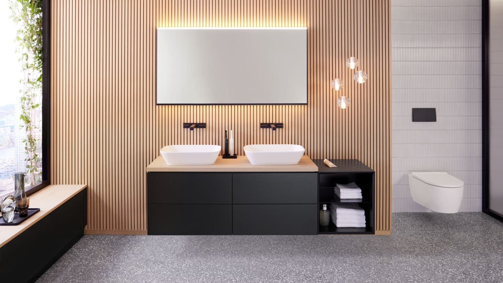Geberit ONE combined with a Geberit Option Plus Square 135 cm in black matt. (© Geberit) Geberit ONE combined with a Geberit Option Plus Square 135 cm in black matt. (© Geberit)