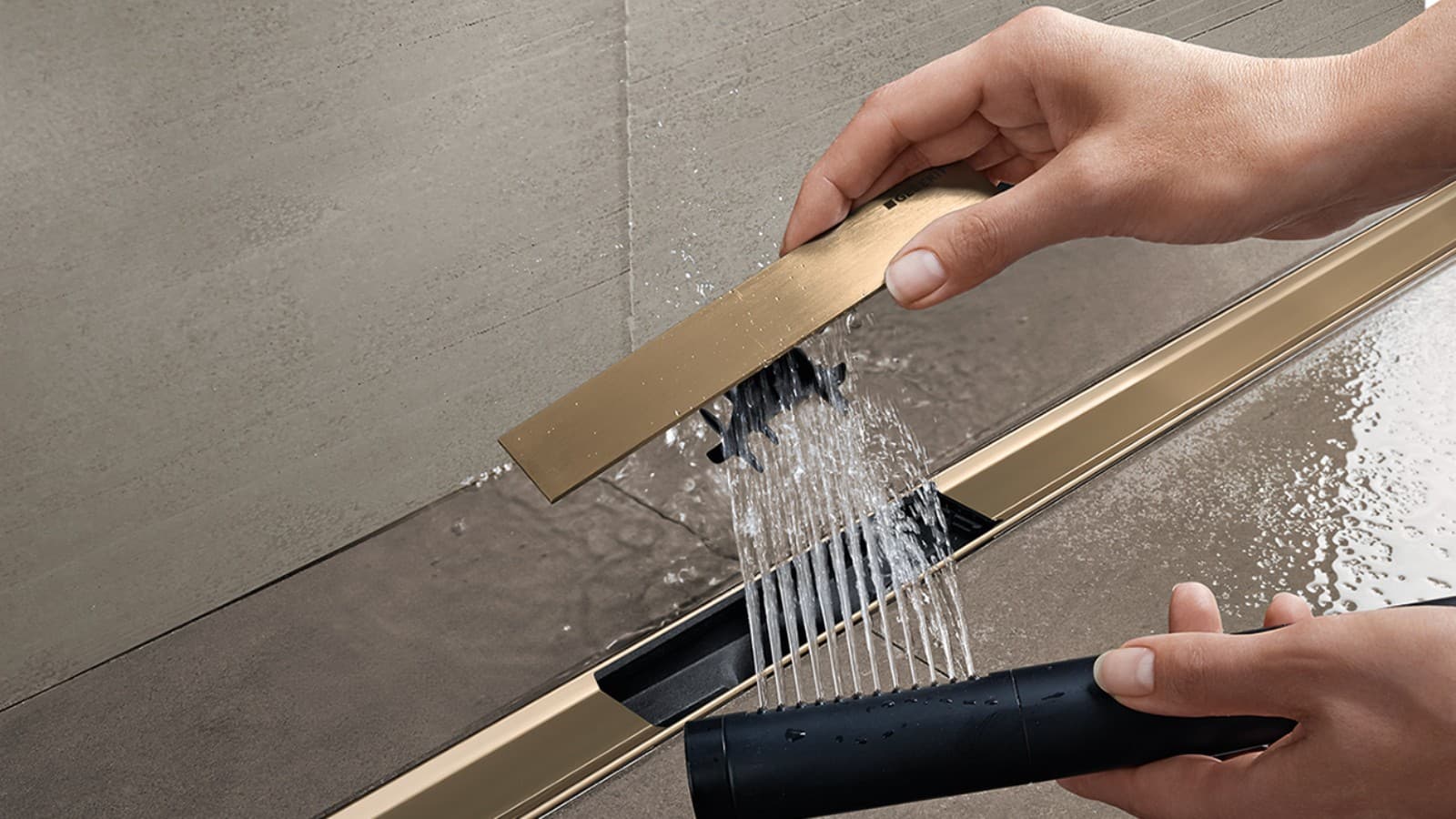 A woman removing the comb insert of the Geberit CleanLine shower channel and cleaning it (© Geberit) A woman removing the comb insert of the Geberit CleanLine shower channel and cleaning it (© Geberit)