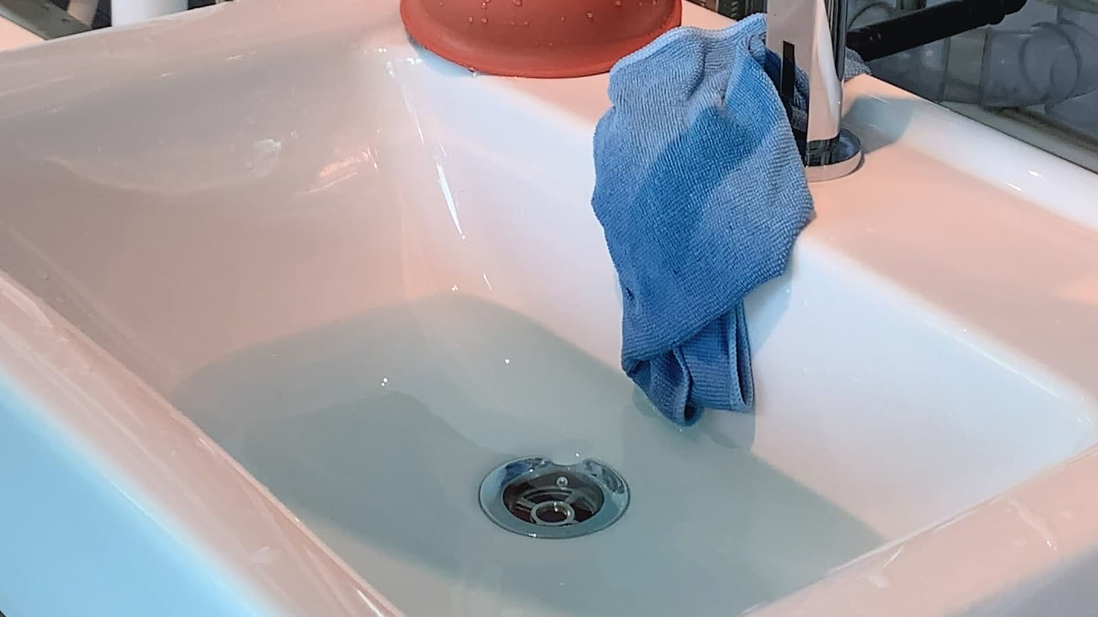 The water drains out of the washbasin The water drains out of the washbasin