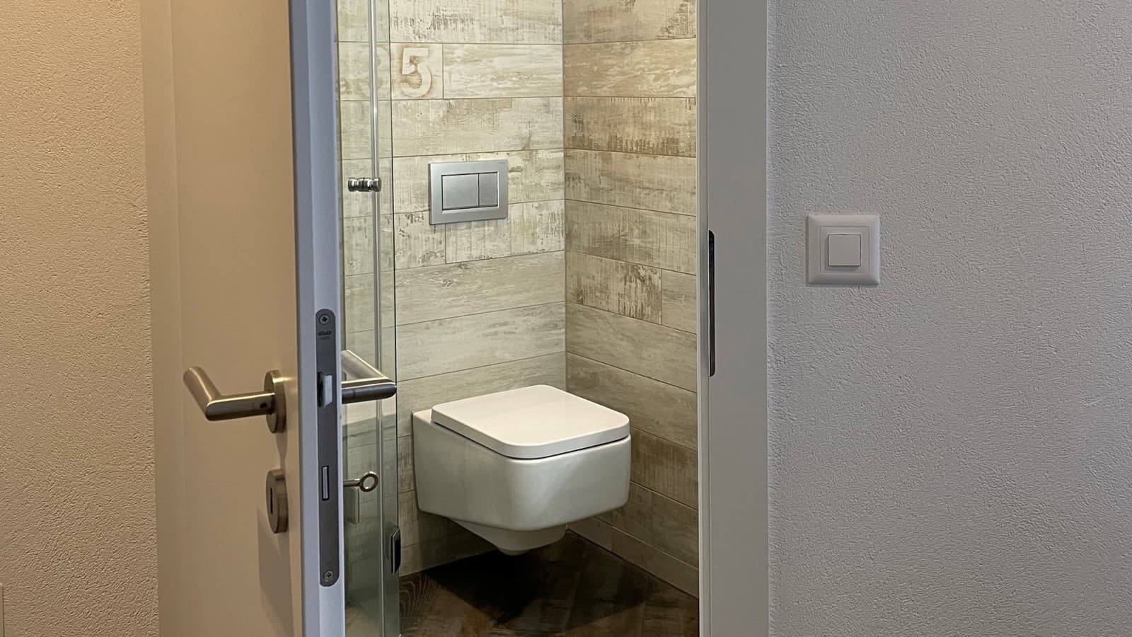 Bathroom door that opens outwards Bathroom door that opens outwards