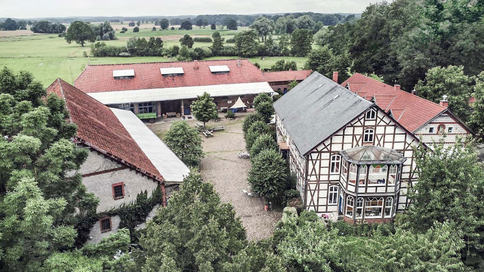 For "A Thing of Possibility", the builders found a home in northern Germany. The extensive grounds include several buildings, amongst others a half-timbered house (© Geberit) For "A Thing of Possibility", the builders found a home in northern Germany. The extensive grounds include several buildings, amongst others a half-timbered house (© Geberit)