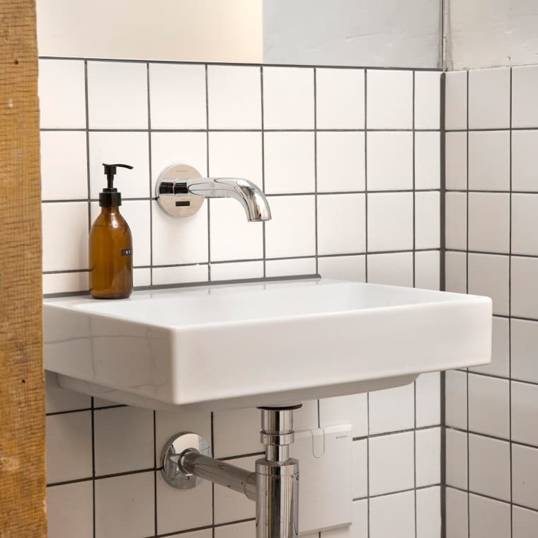 The Geberit Piave electronically controlled taps in the sanitary rooms are particularly hygienic. No manual contact is required to operate the tap (© Geberit) The Geberit Piave electronically controlled taps in the sanitary rooms are particularly hygienic. No manual contact is required to operate the tap (© Geberit)