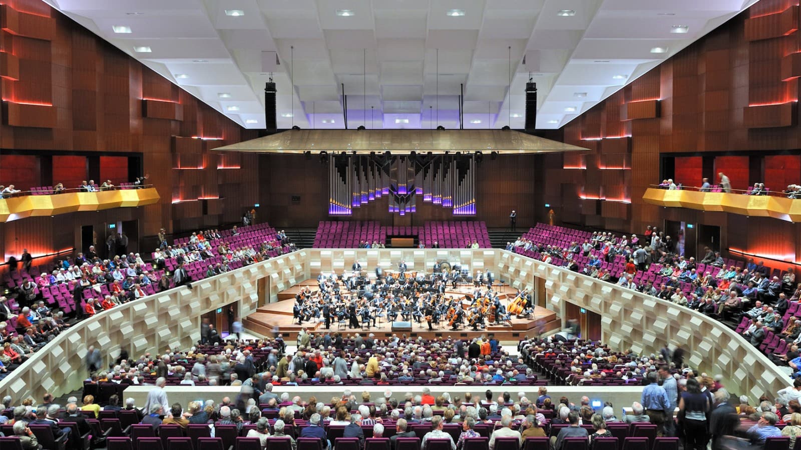 Musical performances of all styles take place in the large concert hall (© Plotvis and Kraaijvanger Architecten) Musical performances of all styles take place in the large concert hall (© Plotvis and Kraaijvanger Architecten)
