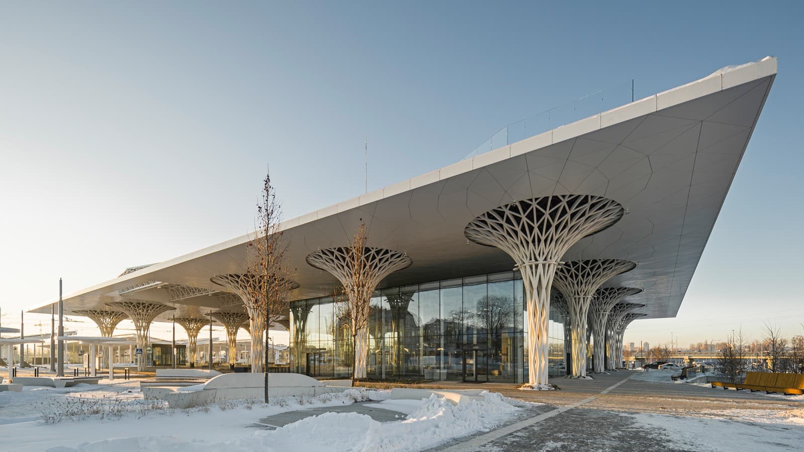 Box in box: The glass cube of the Lublin metropolitan railway station is built into the structure with a roof and openwork columns (© Rafał Chojnacki) Box in box: The glass cube of the Lublin metropolitan railway station is built into the structure with a roof and openwork columns (© Rafał Chojnacki)