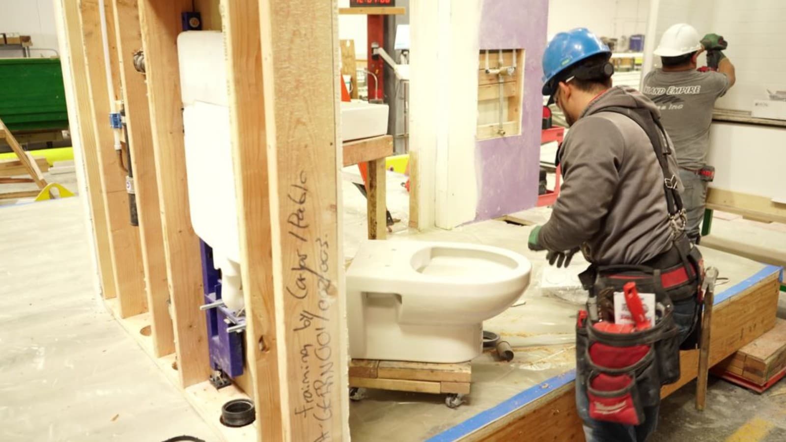 In the bathroom, space-saving Geberit Duofix elements with concealed cisterns are used. (© Geberit) In the bathroom, space-saving Geberit Duofix elements with concealed cisterns are used. (© Geberit)