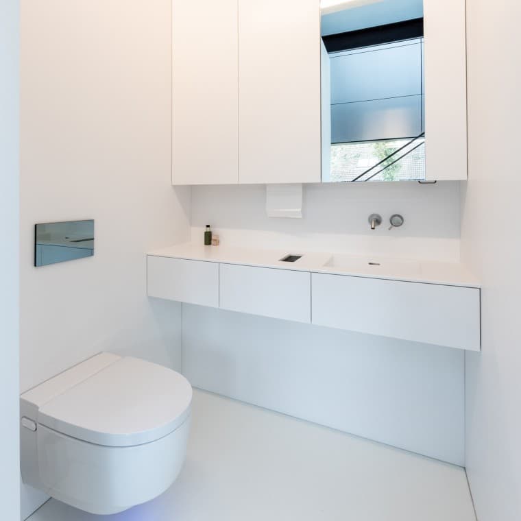 Minimalist interior design, maximum comfort – with the Geberit AquaClean Mera Comfort shower toilet (© Lucas van der Wee) Minimalist interior design, maximum comfort – with the Geberit AquaClean Mera Comfort shower toilet (© Lucas van der Wee)