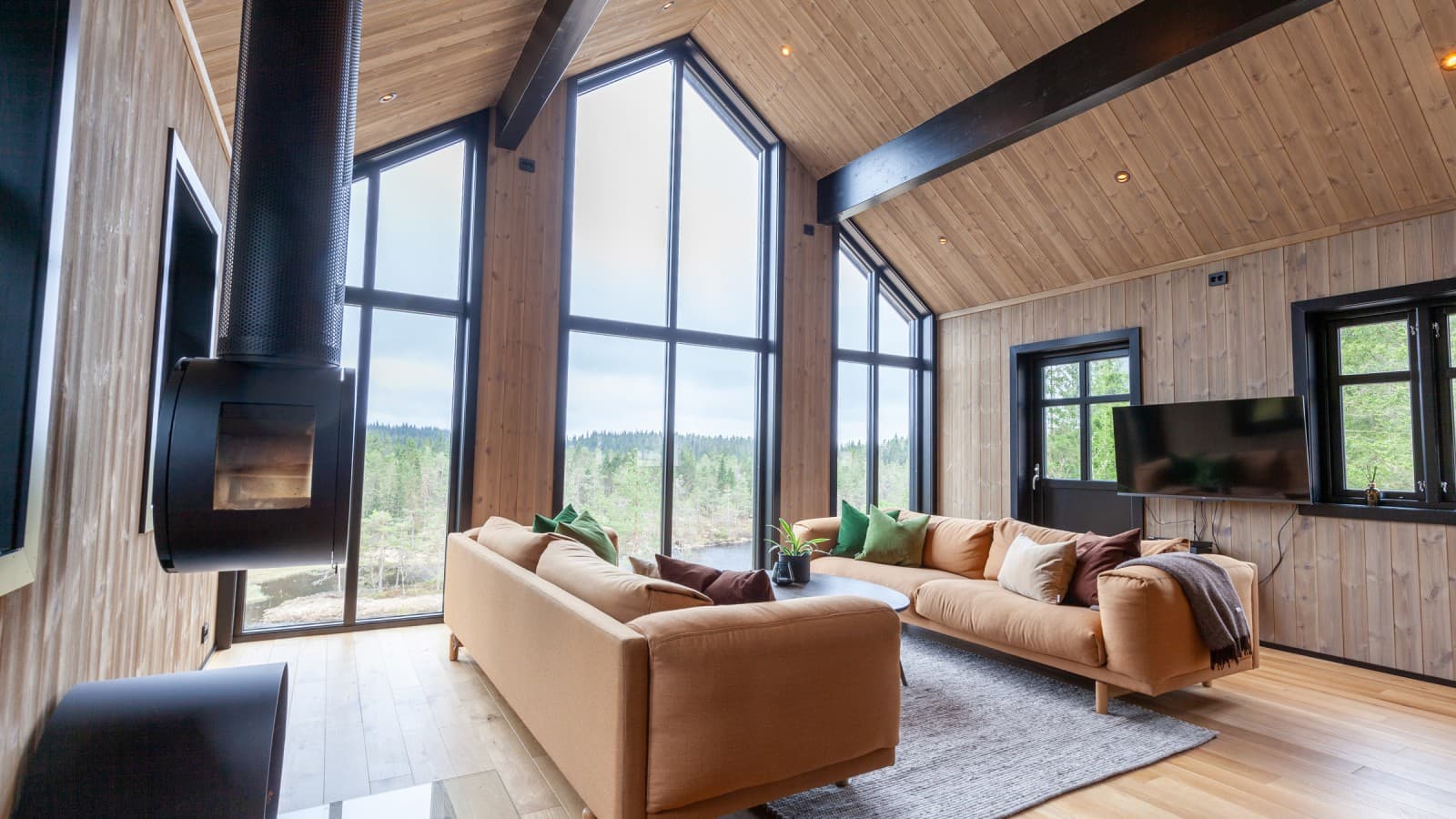 The interior of The Fairytale Castle is cosy thanks to the wood and brightly designed with large window fronts (© Geberit) The interior of The Fairytale Castle is cosy thanks to the wood and brightly designed with large window fronts (© Geberit)