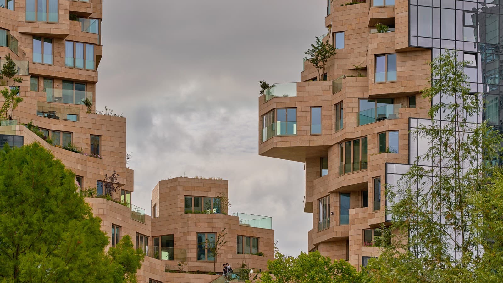 Now still bare, the façade will soon be green: 155 plant varieties grow here (© Marcel Steinbach) Now still bare, the façade will soon be green: 155 plant varieties grow here (© Marcel Steinbach)