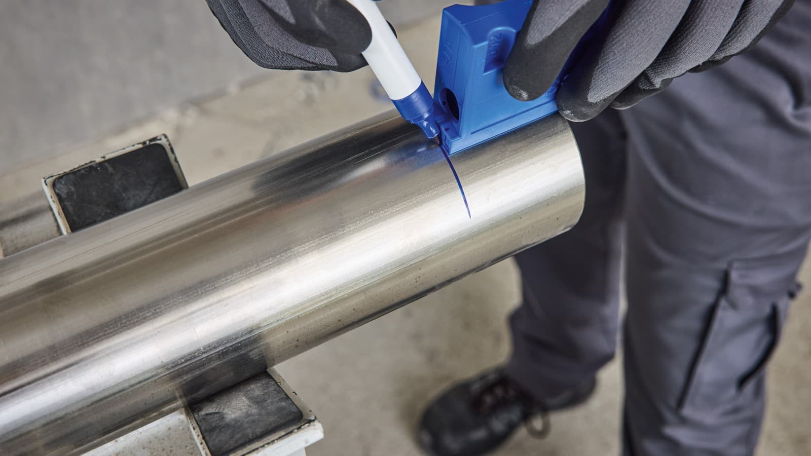 Marking with the Geberit Mapress insertion distance template