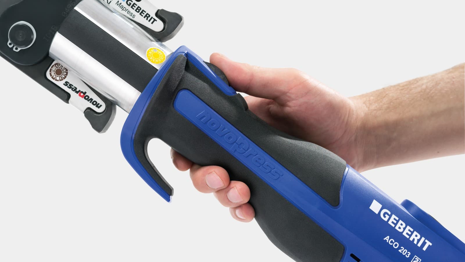 The pressing tools are ergonomic to use thanks to their non-slip and compact handles